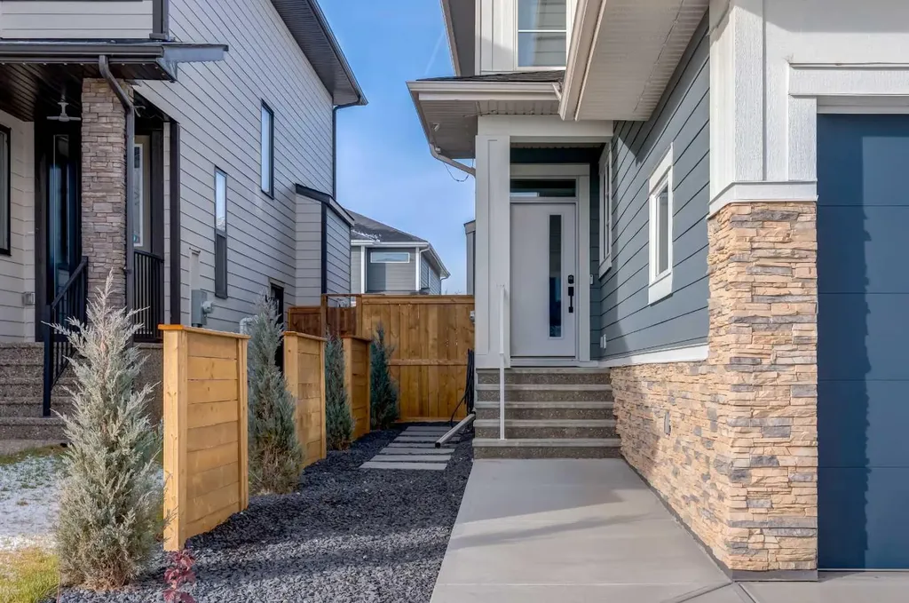 18 South Shore Bay Chestermere AB T1X 2R9