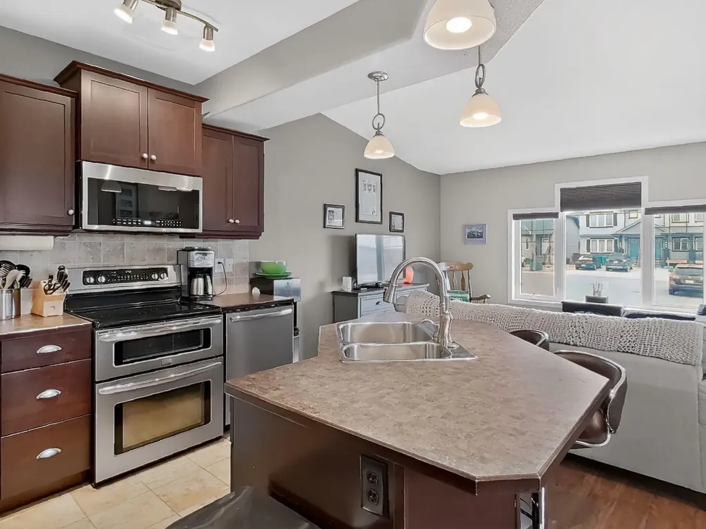 645 Silkstone Point W Lethbridge AB T1J 4C5