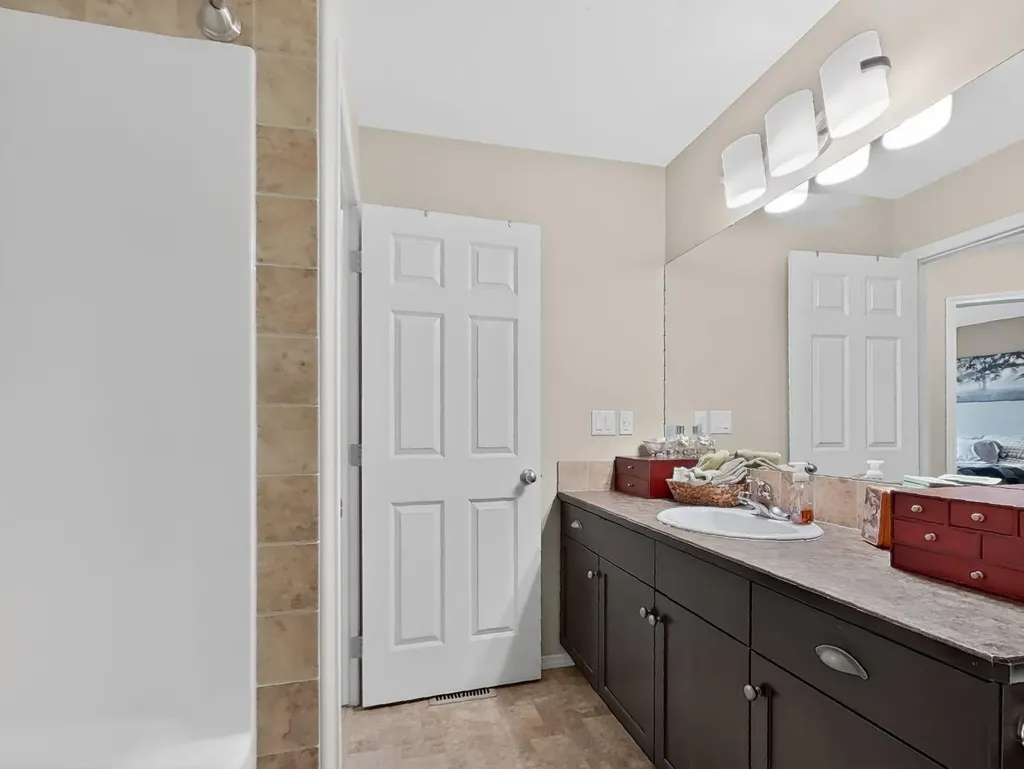 645 Silkstone Point W Lethbridge AB T1J 4C5