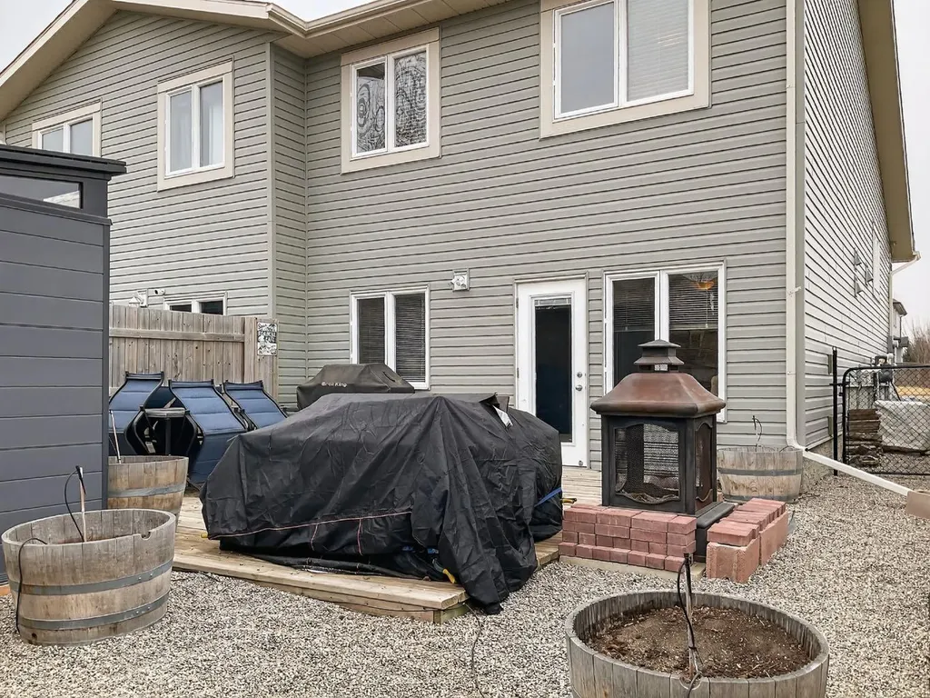 645 Silkstone Point W Lethbridge AB T1J 4C5