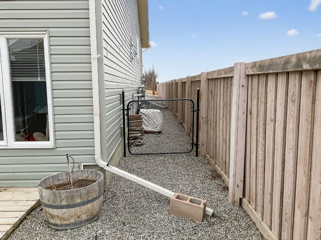 645 Silkstone Point W Lethbridge AB T1J 4C5