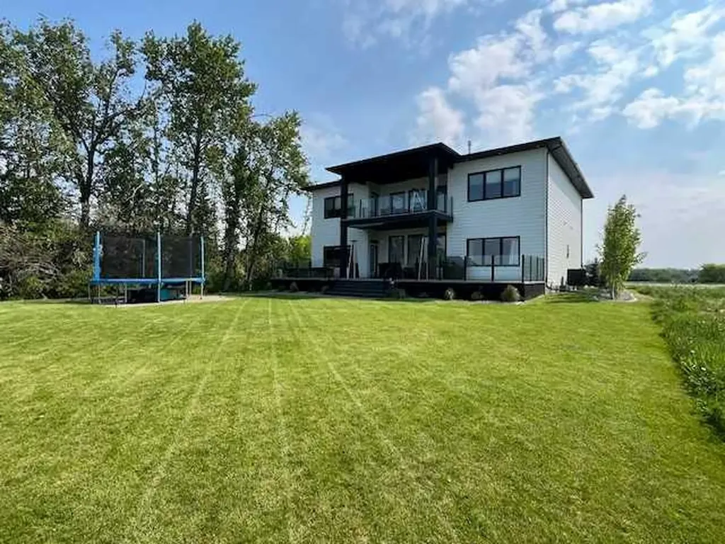 2 Twin Rose Court Jarvis Bay AB T4S 1R8