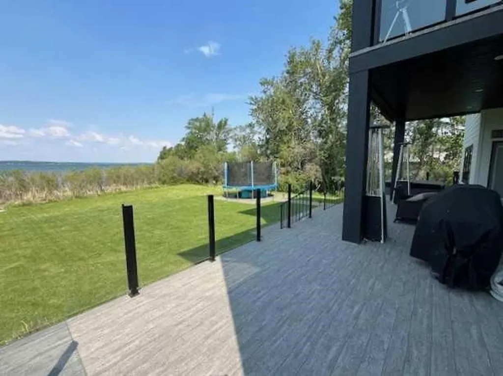 2 Twin Rose Court Jarvis Bay AB T4S 1R8