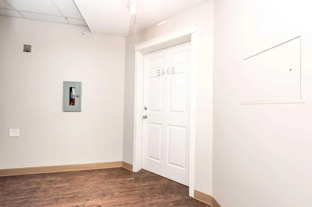 69 Country Village Manor NE Calgary AB T3K 0T1