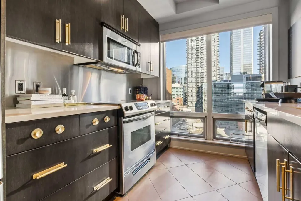 530 12 Avenue SW Calgary AB T2R 0B1