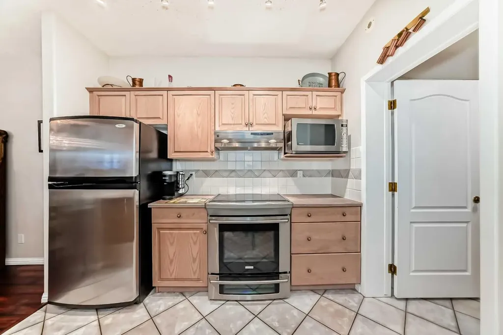 1906 Patterson View SW Calgary AB T3H 3J9