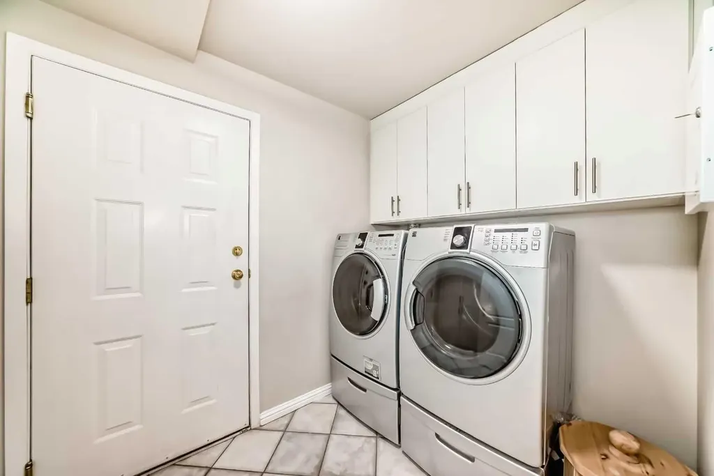1906 Patterson View SW Calgary AB T3H 3J9