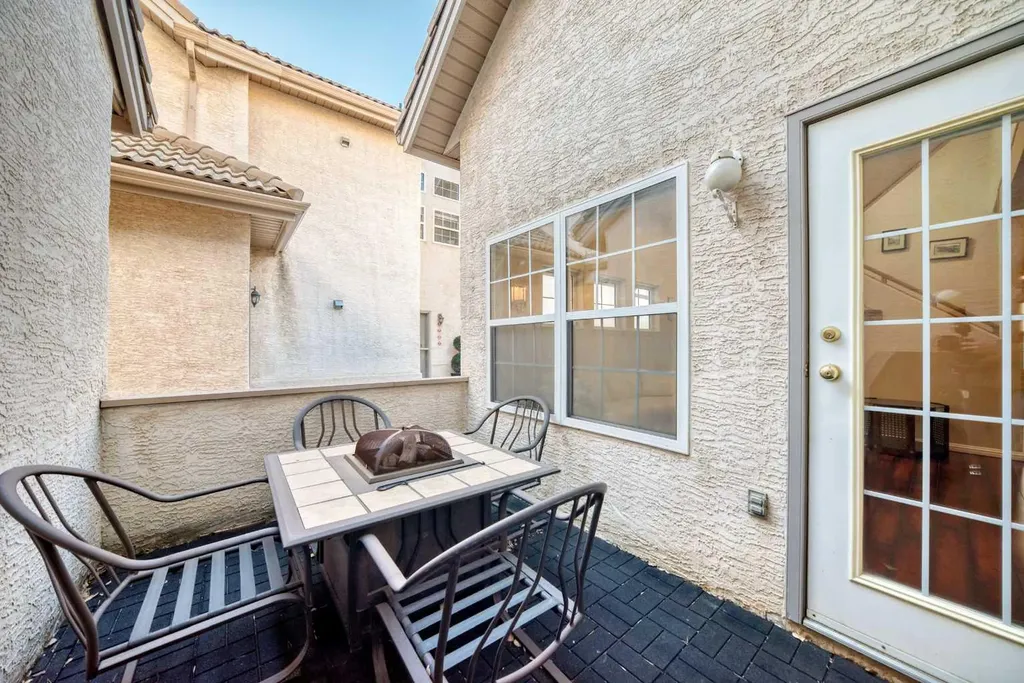 1906 Patterson View SW Calgary AB T3H 3J9