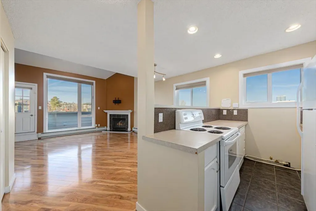 1817 14a Street SW Calgary AB T2T 3W7