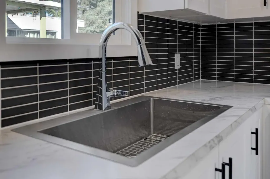 6724 17 Avenue SE Calgary AB T2A 0W5
