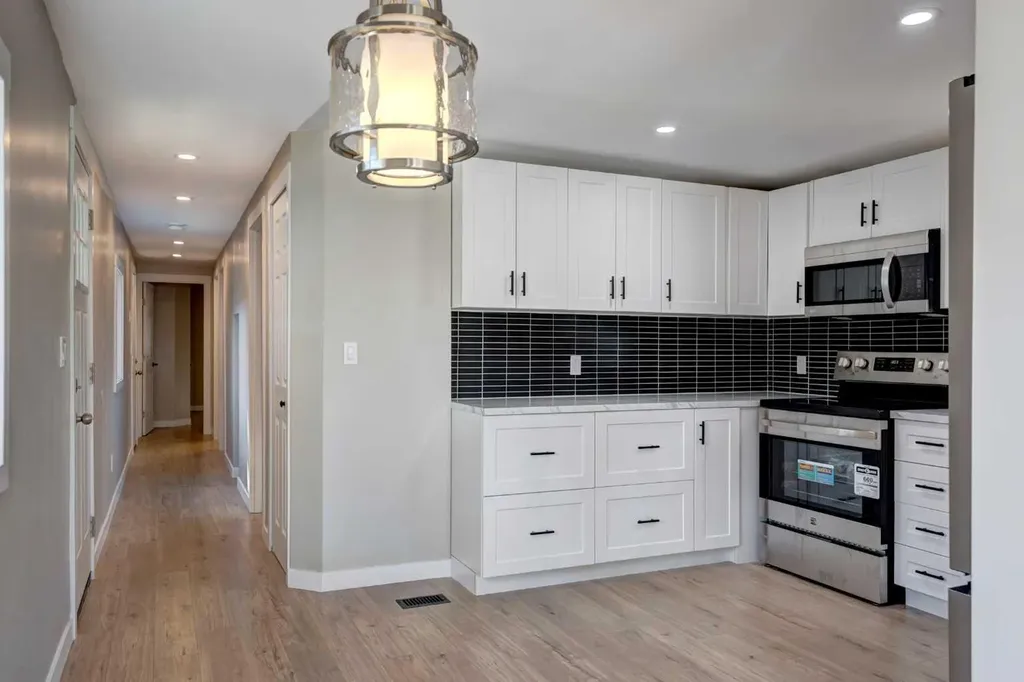 6724 17 Avenue SE Calgary AB T2A 0W5