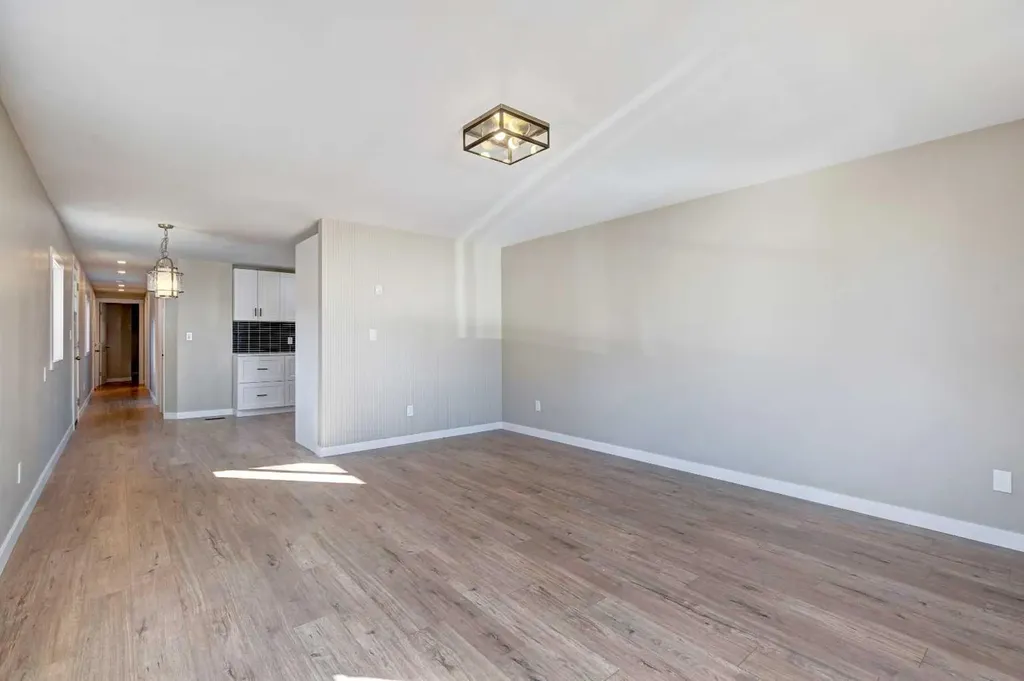 6724 17 Avenue SE Calgary AB T2A 0W5