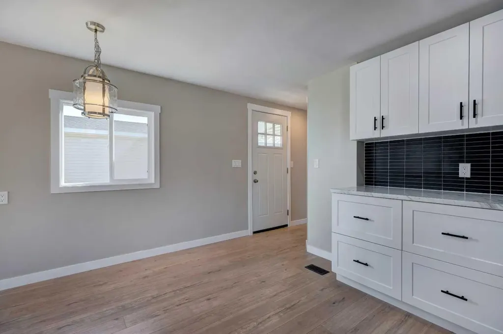 6724 17 Avenue SE Calgary AB T2A 0W5