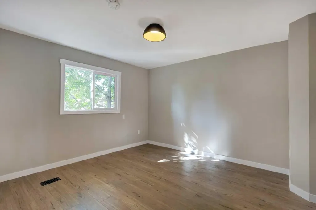 6724 17 Avenue SE Calgary AB T2A 0W5