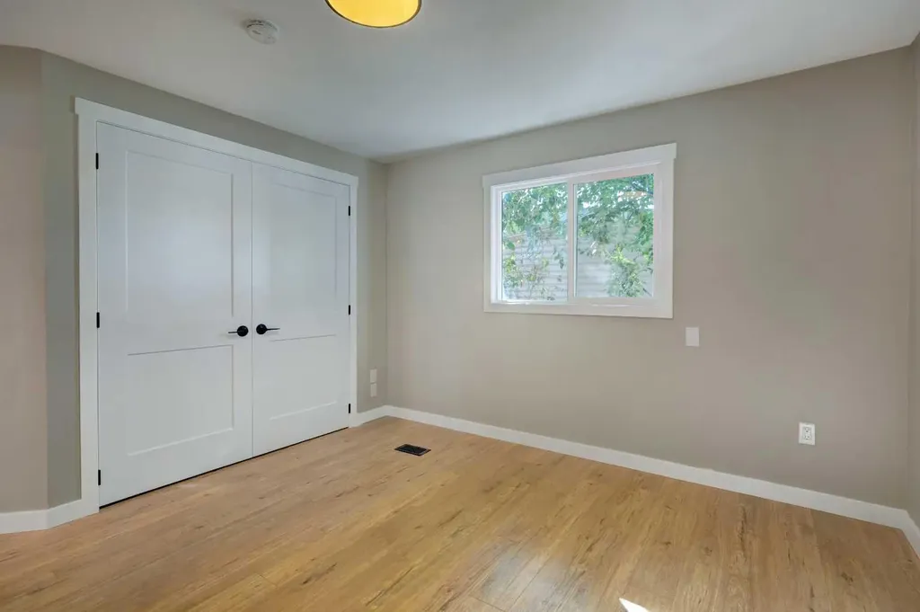 6724 17 Avenue SE Calgary AB T2A 0W5