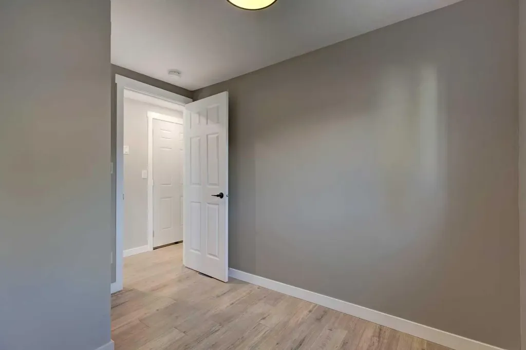 6724 17 Avenue SE Calgary AB T2A 0W5