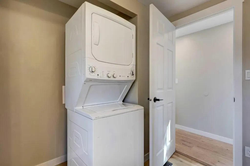 6724 17 Avenue SE Calgary AB T2A 0W5