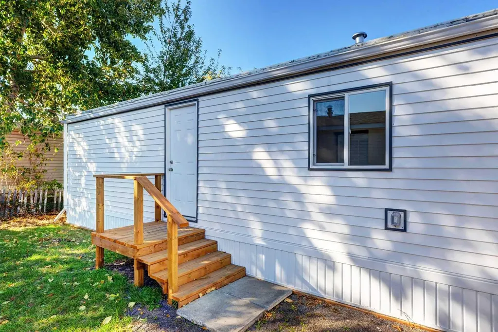 6724 17 Avenue SE Calgary AB T2A 0W5