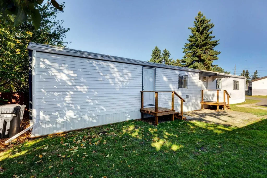 6724 17 Avenue SE Calgary AB T2A 0W5