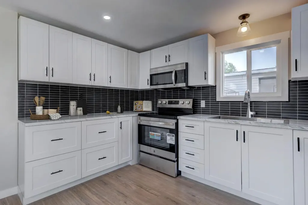 6724 17 Avenue SE Calgary AB T2A 0W5