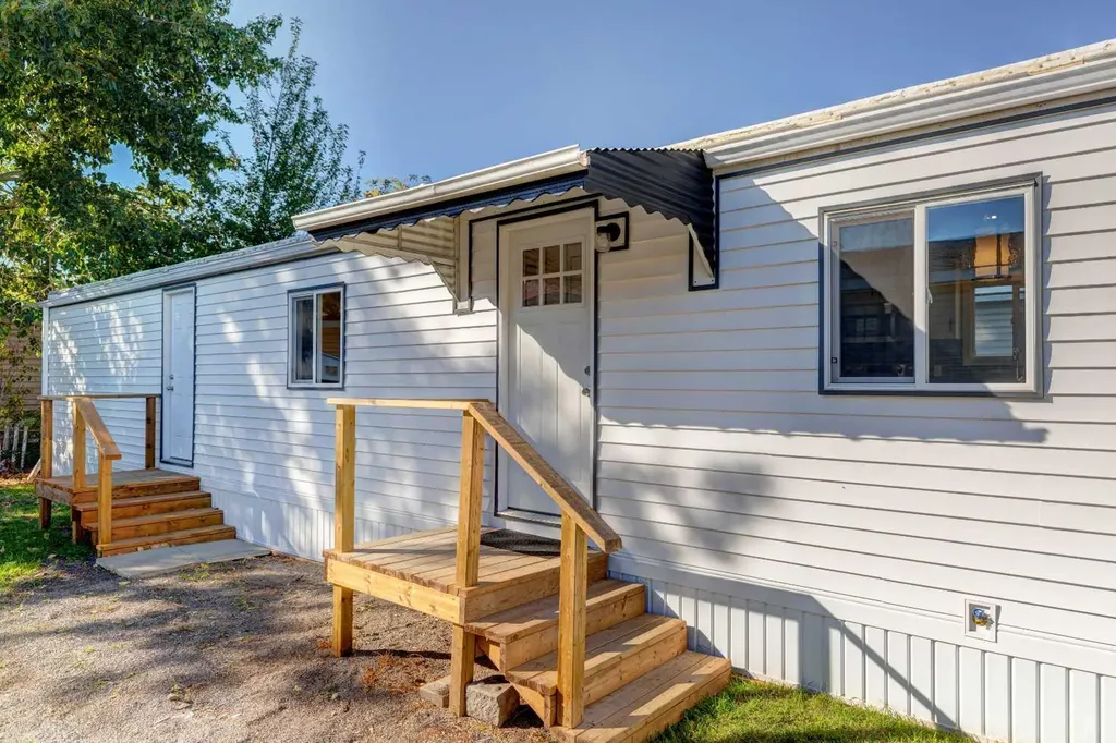 6724 17 Avenue SE Calgary AB T2A 0W5