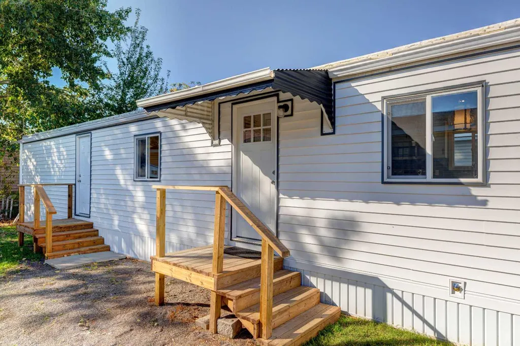 6724 17 Avenue SE Calgary AB T2A 0W5