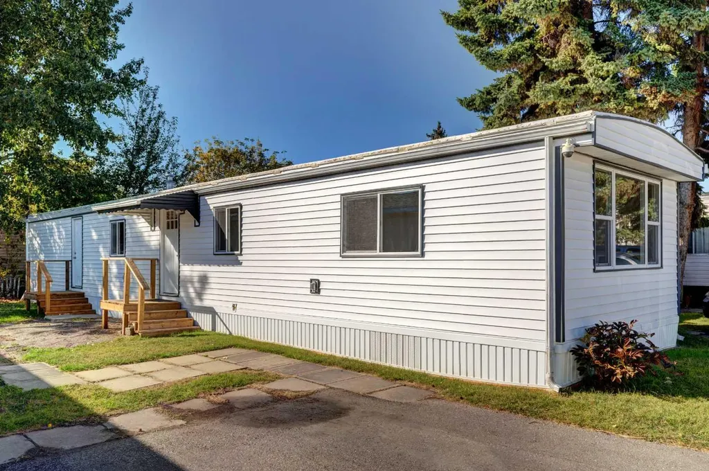 6724 17 Avenue SE Calgary AB T2A 0W5