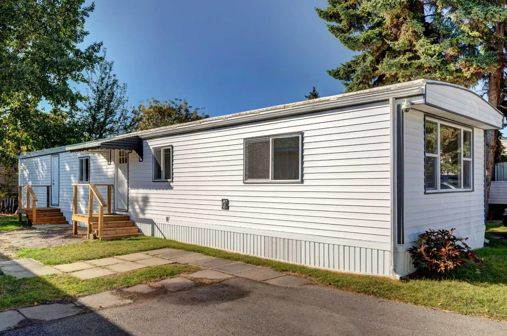 6724 17 Avenue SE Calgary AB T2A 0W5