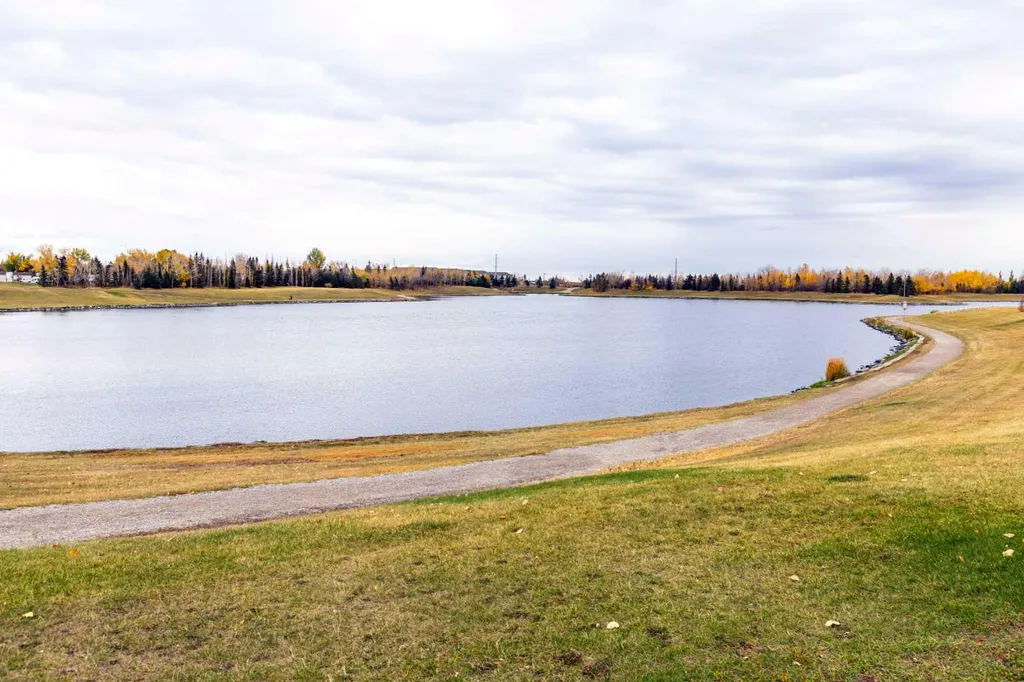6724 17 Avenue SE Calgary AB T2A 0W5