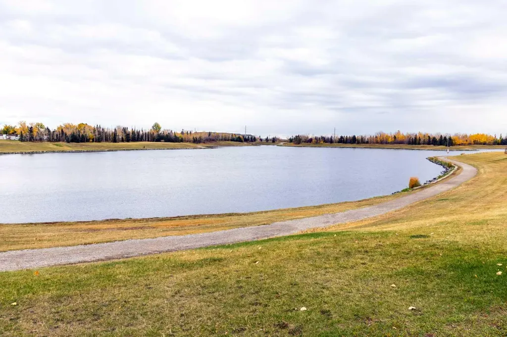 6724 17 Avenue SE Calgary AB T2A 0W5