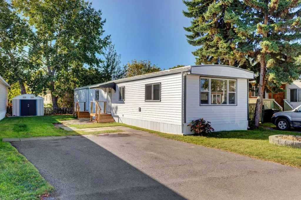 6724 17 Avenue SE Calgary AB T2A 0W5
