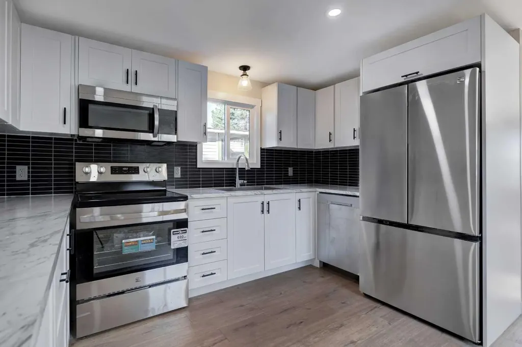 6724 17 Avenue SE Calgary AB T2A 0W5