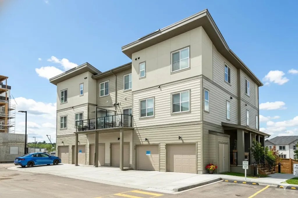 2117 81st Street SW Calgary AB T3H 6H5