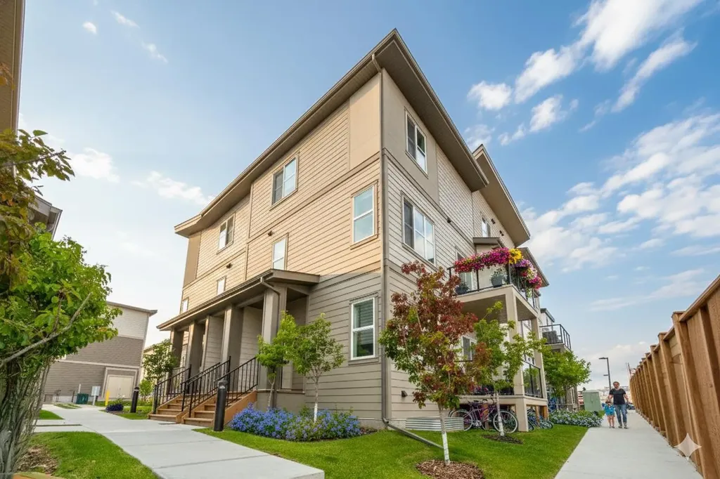 2117 81st Street SW Calgary AB T3H 6H5