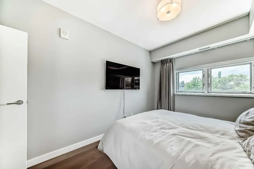 1234 5 Avenue NW Calgary AB T2N 0R9