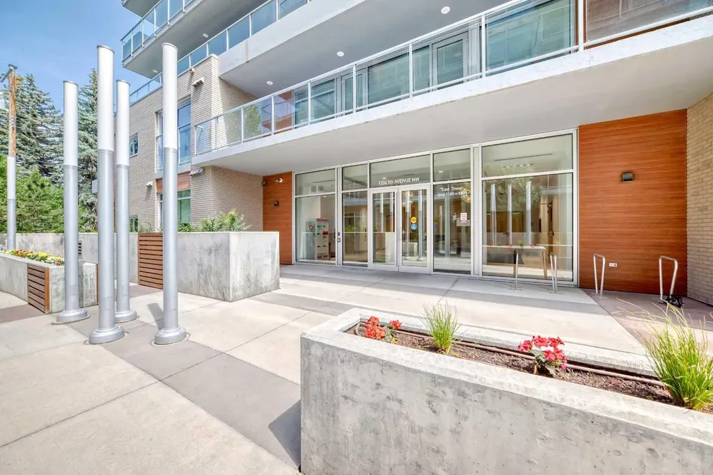 1234 5 Avenue NW Calgary AB T2N 0R9