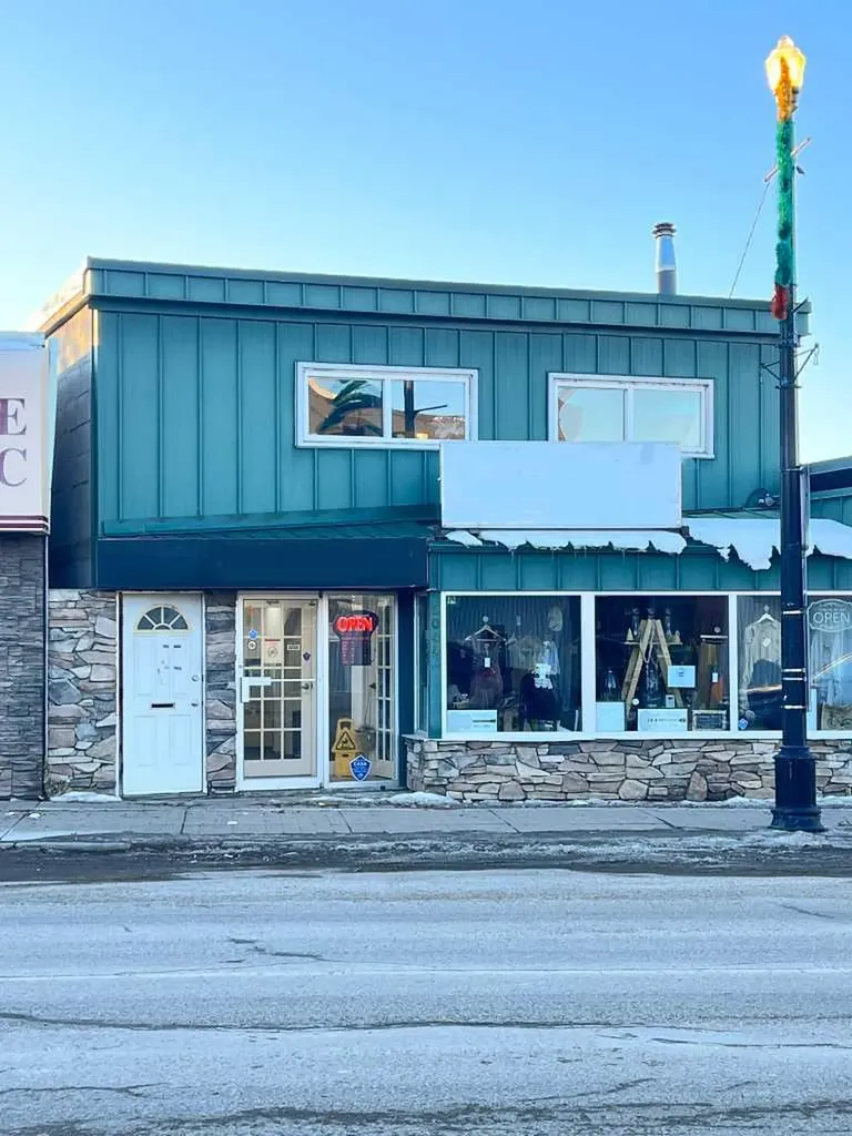 5044 50 Street Sylvan Lake AB T4S1P3