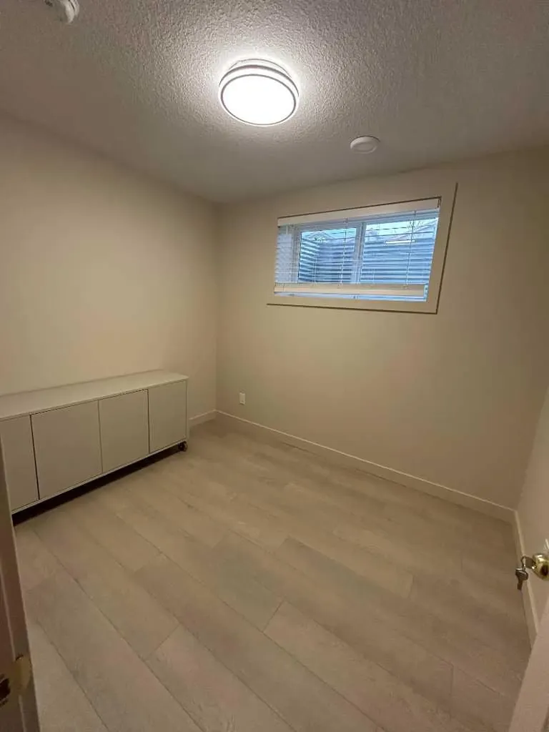 1378 148 Avenue NW Calgary AB T3P 1T9