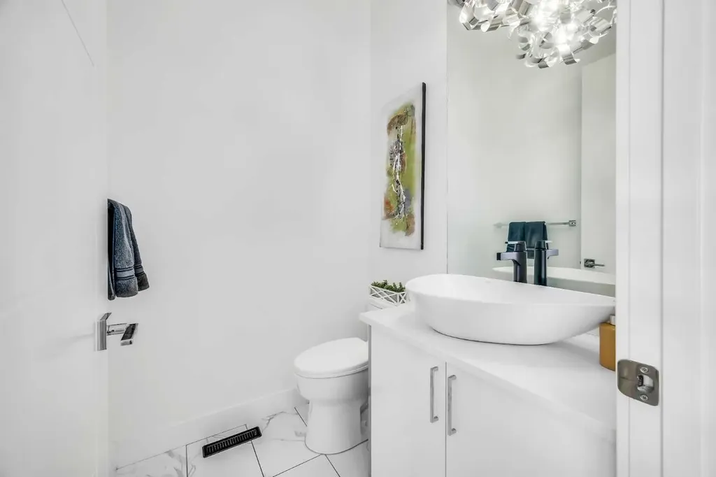 2415 25 Avenue NW Calgary AB T2M 2C6