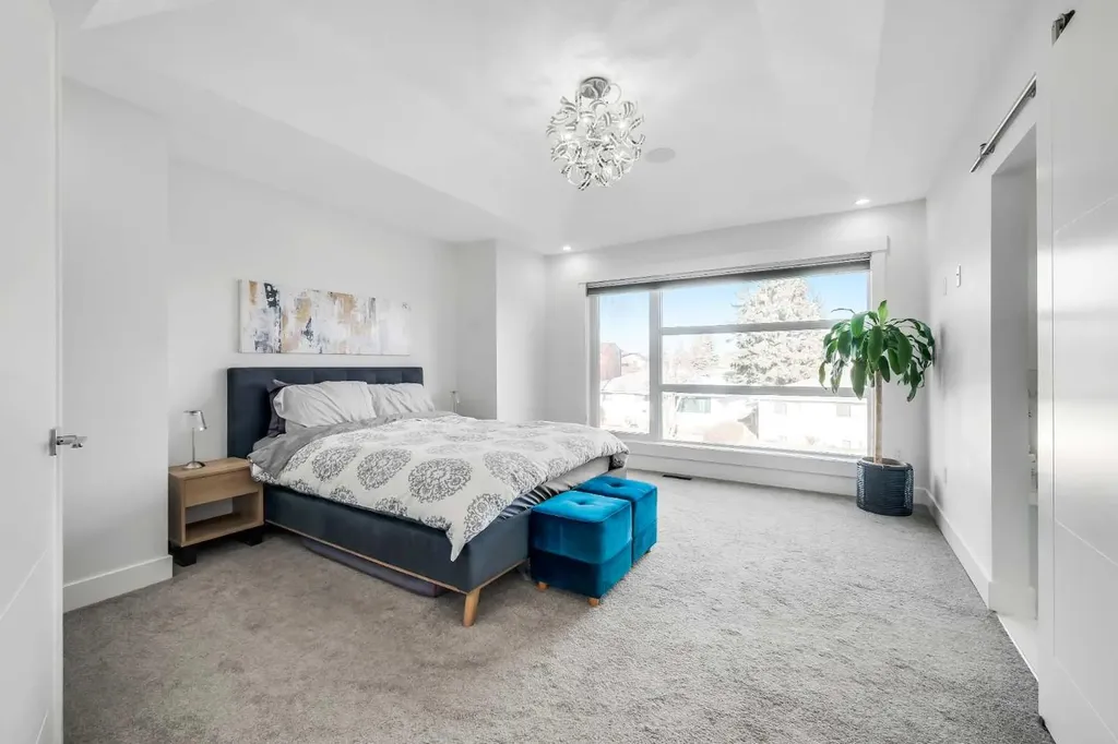 2415 25 Avenue NW Calgary AB T2M 2C6
