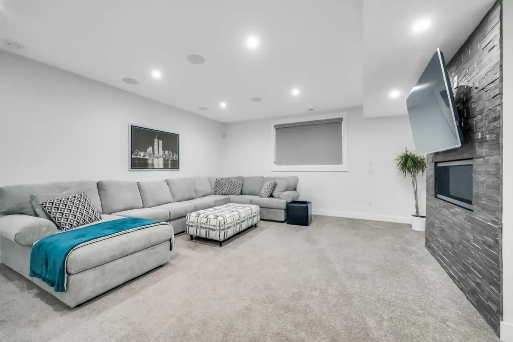 2415 25 Avenue NW Calgary AB T2M 2C6
