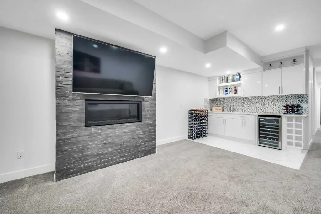 2415 25 Avenue NW Calgary AB T2M 2C6