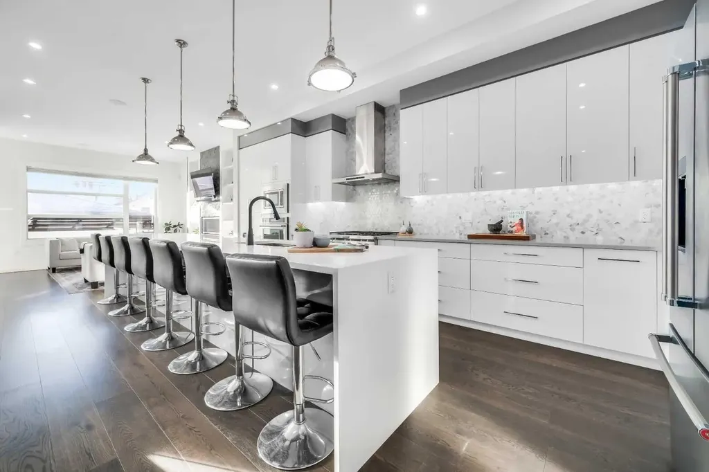 2415 25 Avenue NW Calgary AB T2M 2C6