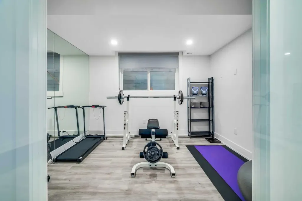 2415 25 Avenue NW Calgary AB T2M 2C6