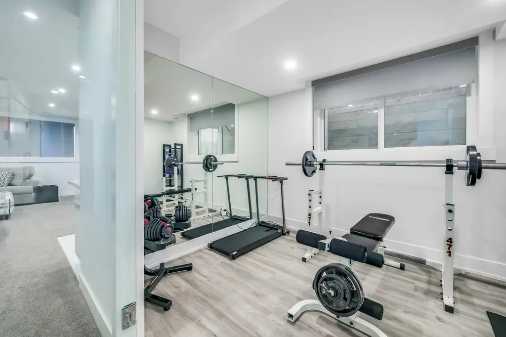 2415 25 Avenue NW Calgary AB T2M 2C6