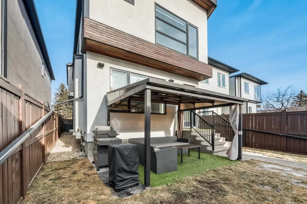 2415 25 Avenue NW Calgary AB T2M 2C6