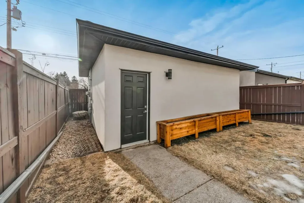 2415 25 Avenue NW Calgary AB T2M 2C6