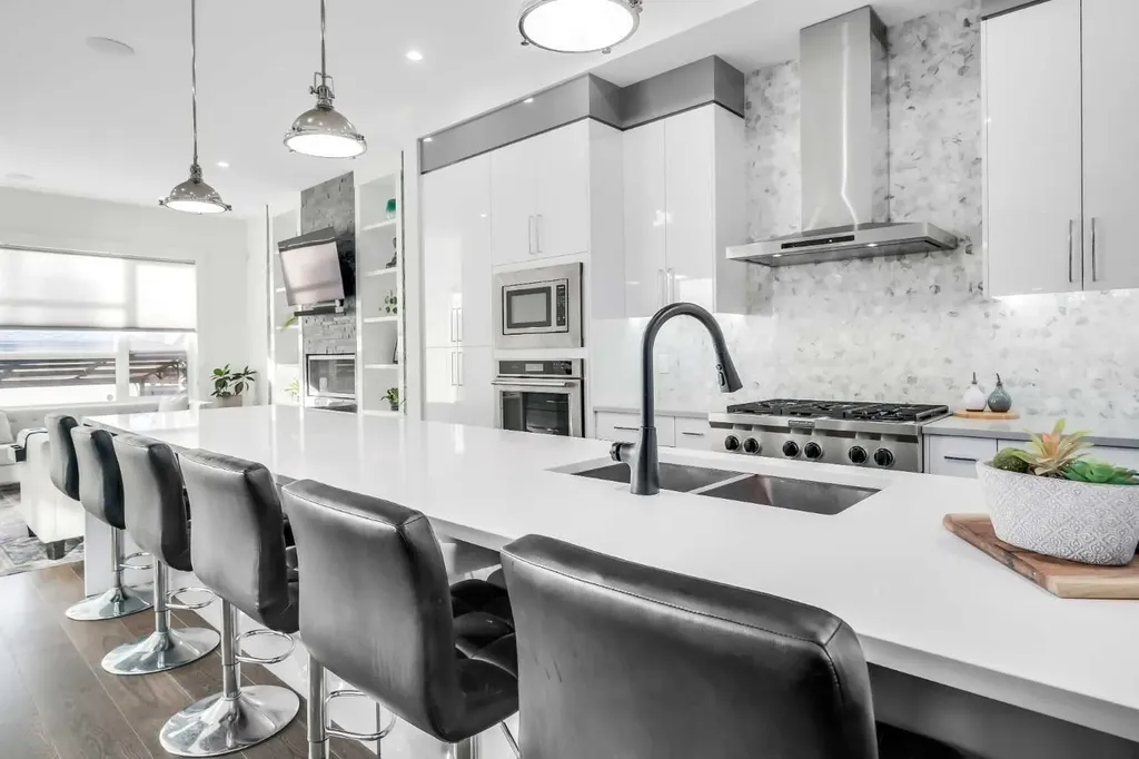 2415 25 Avenue NW Calgary AB T2M 2C6