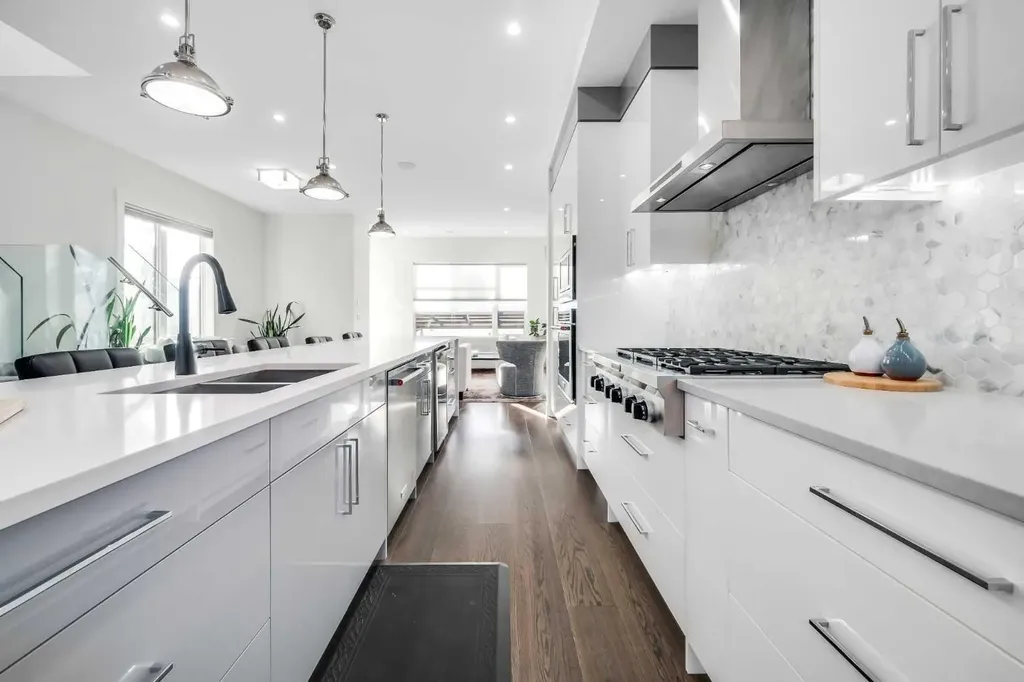 2415 25 Avenue NW Calgary AB T2M 2C6