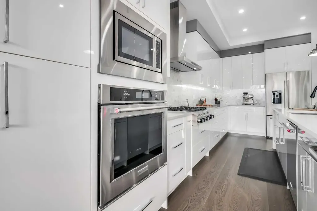 2415 25 Avenue NW Calgary AB T2M 2C6